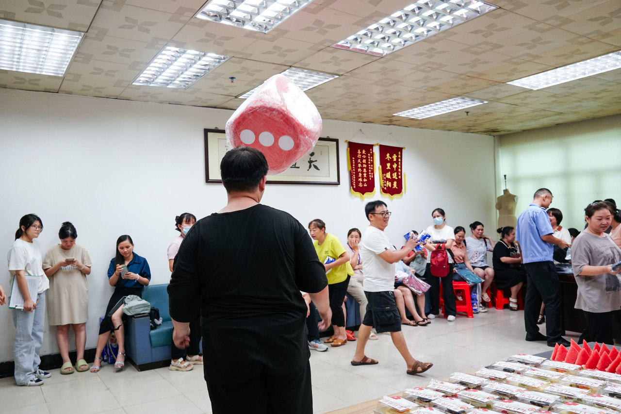 August Employee Birthday Party I Lets get together and live up to the time(图15)