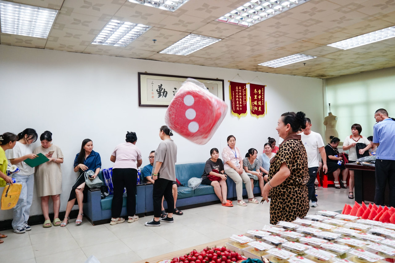 August Employee Birthday Party I Lets get together and live up to the time(图14)