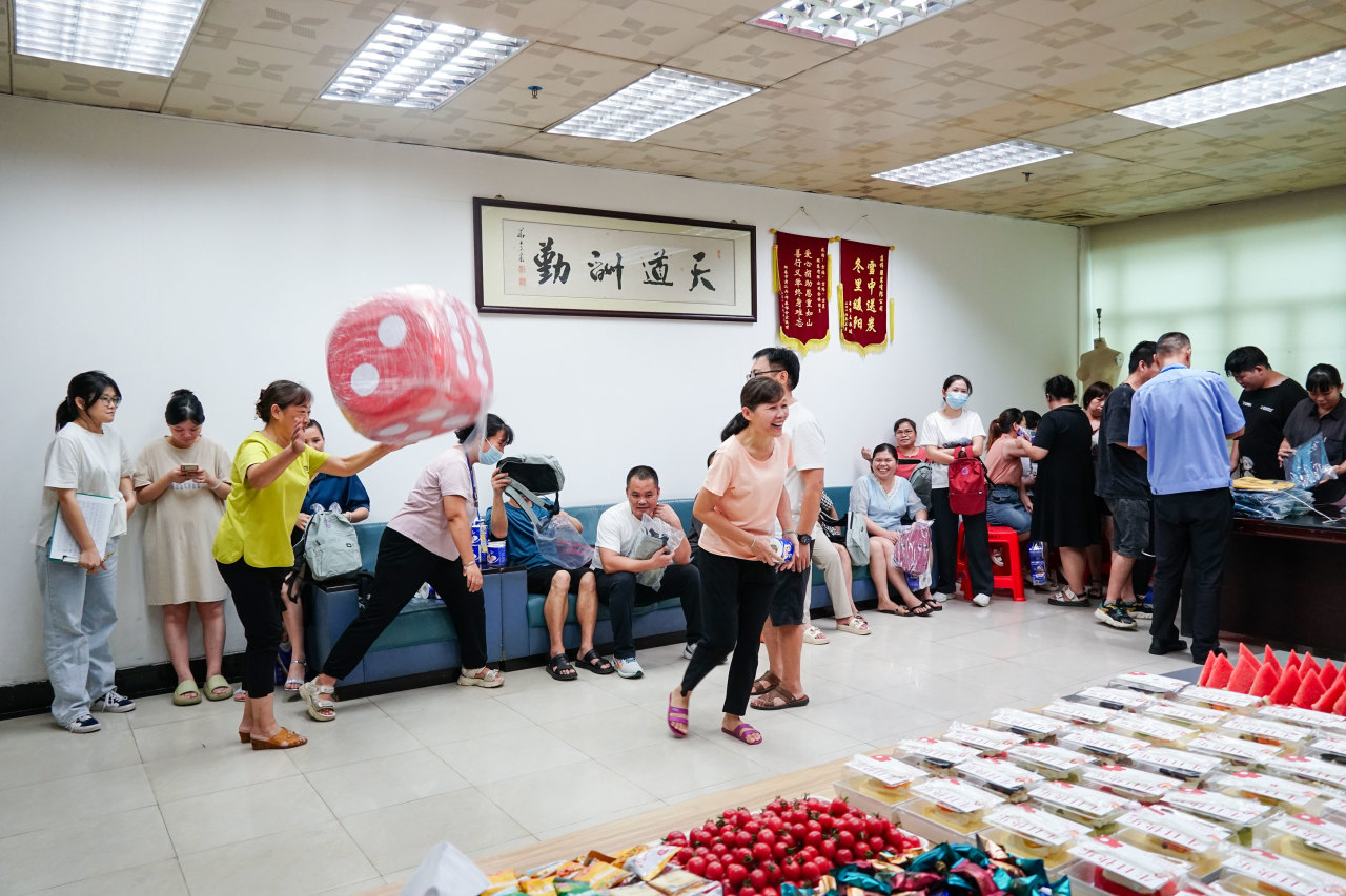 August Employee Birthday Party I Lets get together and live up to the time(图13)